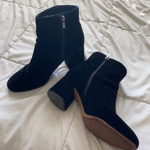 size 7-7.5 black velvet boots